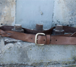 Leather men's belt with twist